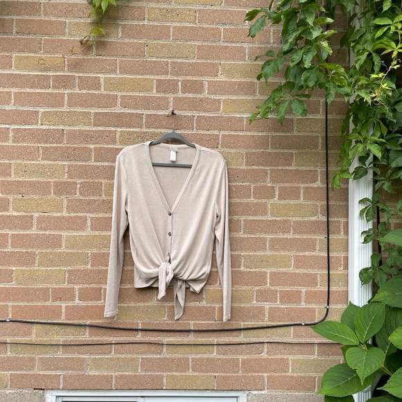 Top: H&M Light Beige Button Down Tie Waist Cardigan - Picture 4 of 11